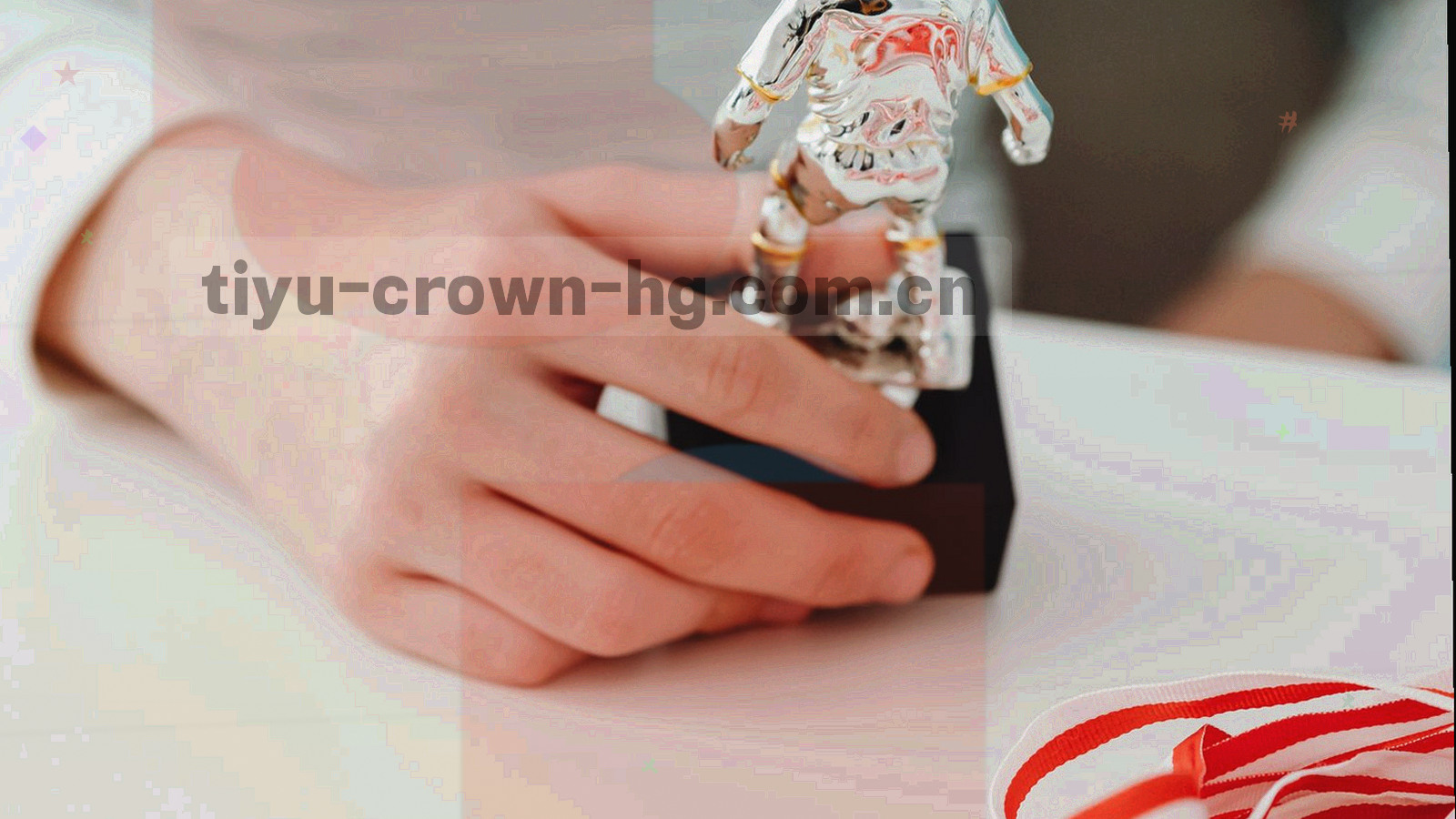 深墨绿底上的坐标网格与刻度纹理，边缘带金色细线，抽象无文字